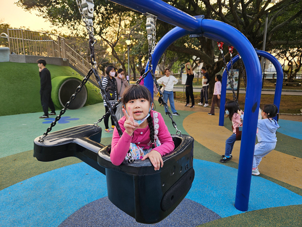 【桃園特色公園】藍綠地景遊戲場~中壢藝術園區公園|山丘滑梯+攀爬挑戰區|有藝術感也有放電感的中壢親子公園 - 第10張圖 【桃園特色公園】藍綠地景遊戲場~中壢藝術園區公園|山丘滑梯+攀爬挑戰區|有藝術感也有放電感的中壢親子公園