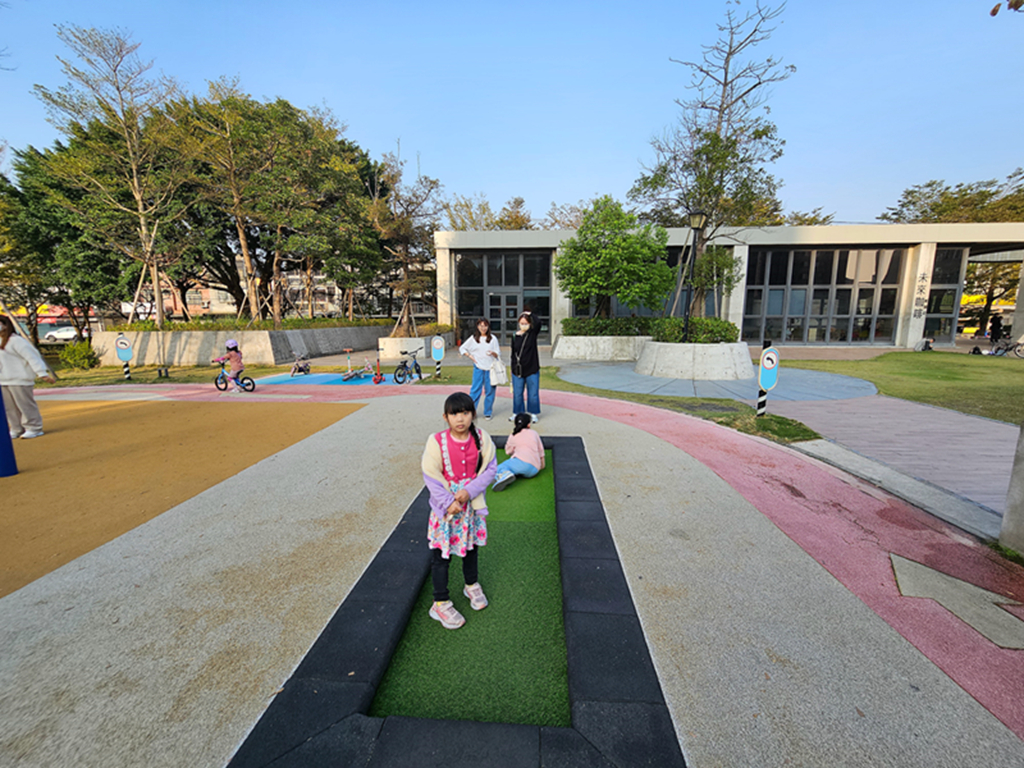 【桃園特色公園】全桃園最會塞車的小小駕訓班~中壢文化兒童駕駛訓練公園｜彩虹跑道＋地景山丘｜彈跳床+攀爬山坡+鳥巢鞦韆一次玩｜