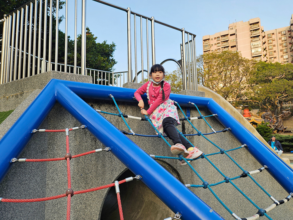 【桃園特色公園】藍綠地景遊戲場~中壢藝術園區公園｜山丘滑梯＋攀爬挑戰區｜有藝術感也有放電感的中壢親子公園