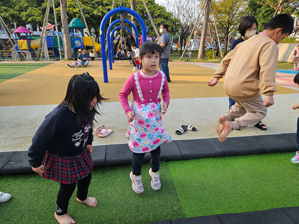【桃園特色公園】全桃園最會塞車的小小駕訓班~中壢文化兒童駕駛訓練公園|彩虹跑道+地景山丘|彈跳床+攀爬山坡+鳥巢鞦韆一次玩| - 第11張圖 【桃園特色公園】全桃園最會塞車的小小駕訓班~中壢文化兒童駕駛訓練公園|彩虹跑道+地景山丘|彈跳床+攀爬山坡+鳥巢鞦韆一次玩|