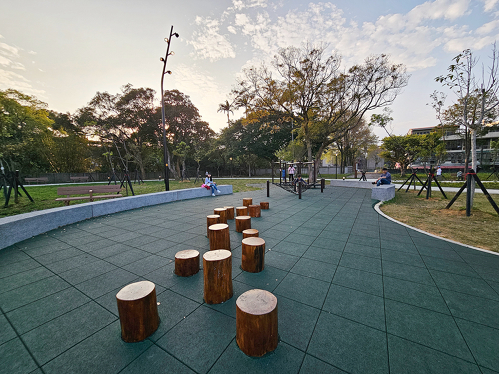 【桃園特色公園】軍事風特色遊戲場~大溪傘儲酷公園｜全台唯一運輸機造型遊具｜小小傘兵闖關趣｜8組互動感官遊具｜鞦韆一整排
