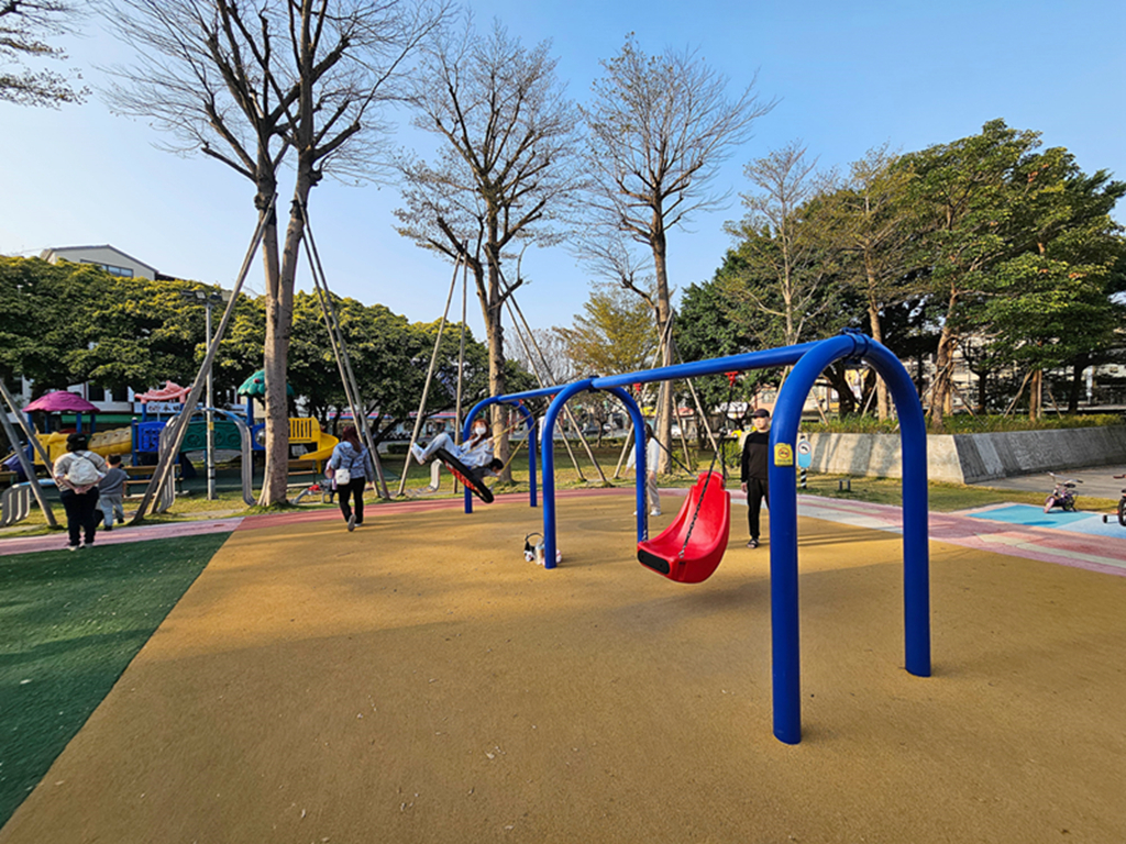 【桃園特色公園】全桃園最會塞車的小小駕訓班~中壢文化兒童駕駛訓練公園|彩虹跑道+地景山丘|彈跳床+攀爬山坡+鳥巢鞦韆一次玩| - 第12張圖 【桃園特色公園】全桃園最會塞車的小小駕訓班~中壢文化兒童駕駛訓練公園|彩虹跑道+地景山丘|彈跳床+攀爬山坡+鳥巢鞦韆一次玩|