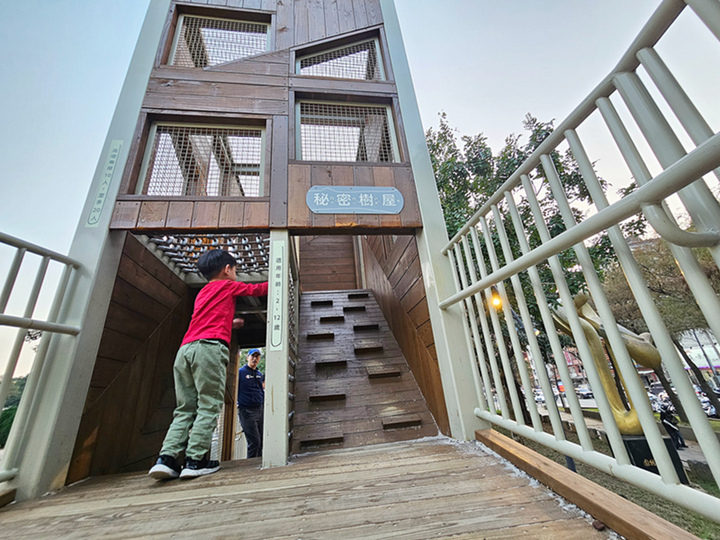 【桃園特色公園】奇幻樹屋挑戰塔~中壢光明公園｜樹屋遊戲塔｜水樹遊戲島｜森林冒險區｜多功能跑酷路徑
