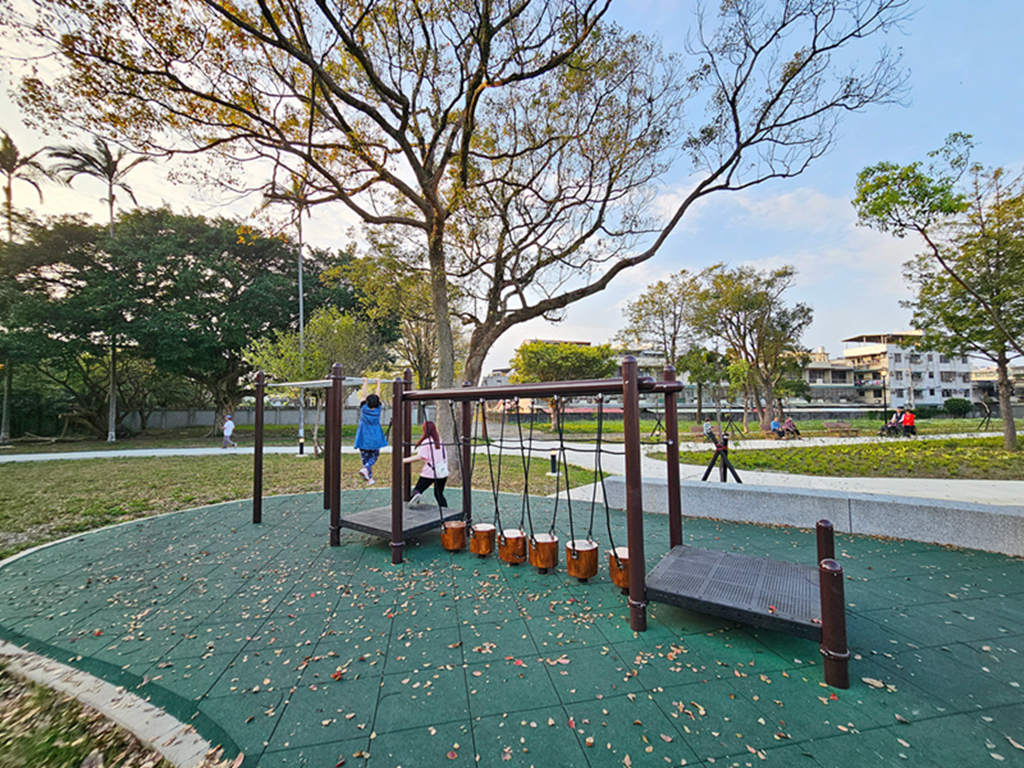 【桃園特色公園】軍事風特色遊戲場~大溪傘儲酷公園｜全台唯一運輸機造型遊具｜小小傘兵闖關趣｜8組互動感官遊具｜鞦韆一整排
