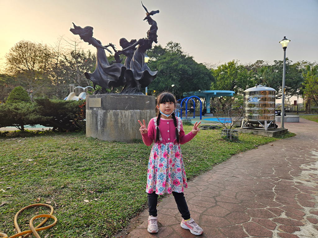 【桃園特色公園】藍綠地景遊戲場~中壢藝術園區公園｜山丘滑梯＋攀爬挑戰區｜有藝術感也有放電感的中壢親子公園