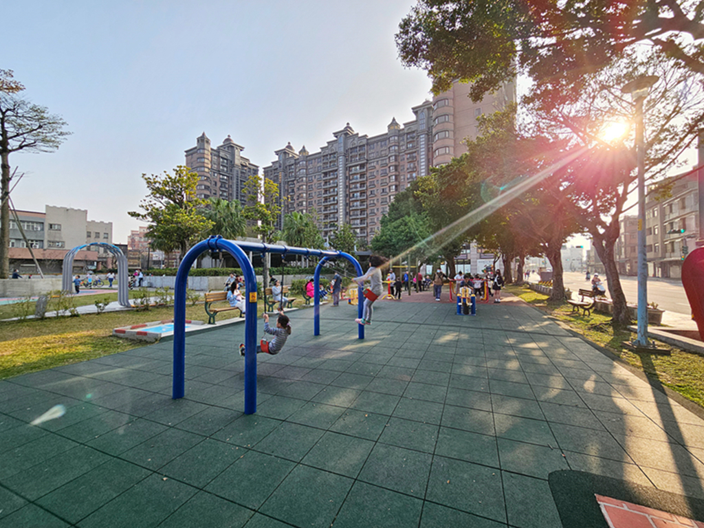 【桃園特色公園】全桃園最會塞車的小小駕訓班~中壢文化兒童駕駛訓練公園｜彩虹跑道＋地景山丘｜彈跳床+攀爬山坡+鳥巢鞦韆一次玩｜