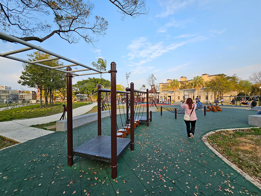 【桃園特色公園】軍事風特色遊戲場~大溪傘儲酷公園｜全台唯一運輸機造型遊具｜小小傘兵闖關趣｜8組互動感官遊具｜鞦韆一整排