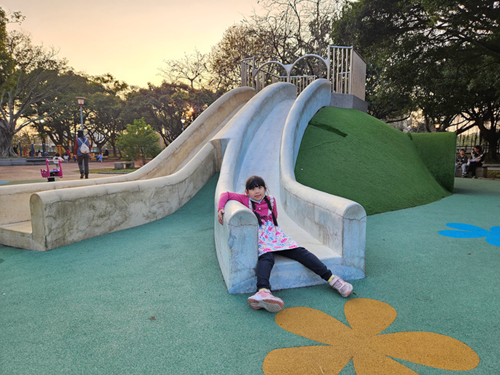 【桃園特色公園】藍綠地景遊戲場~中壢藝術園區公園｜山丘滑梯＋攀爬挑戰區｜有藝術感也有放電感的中壢親子公園