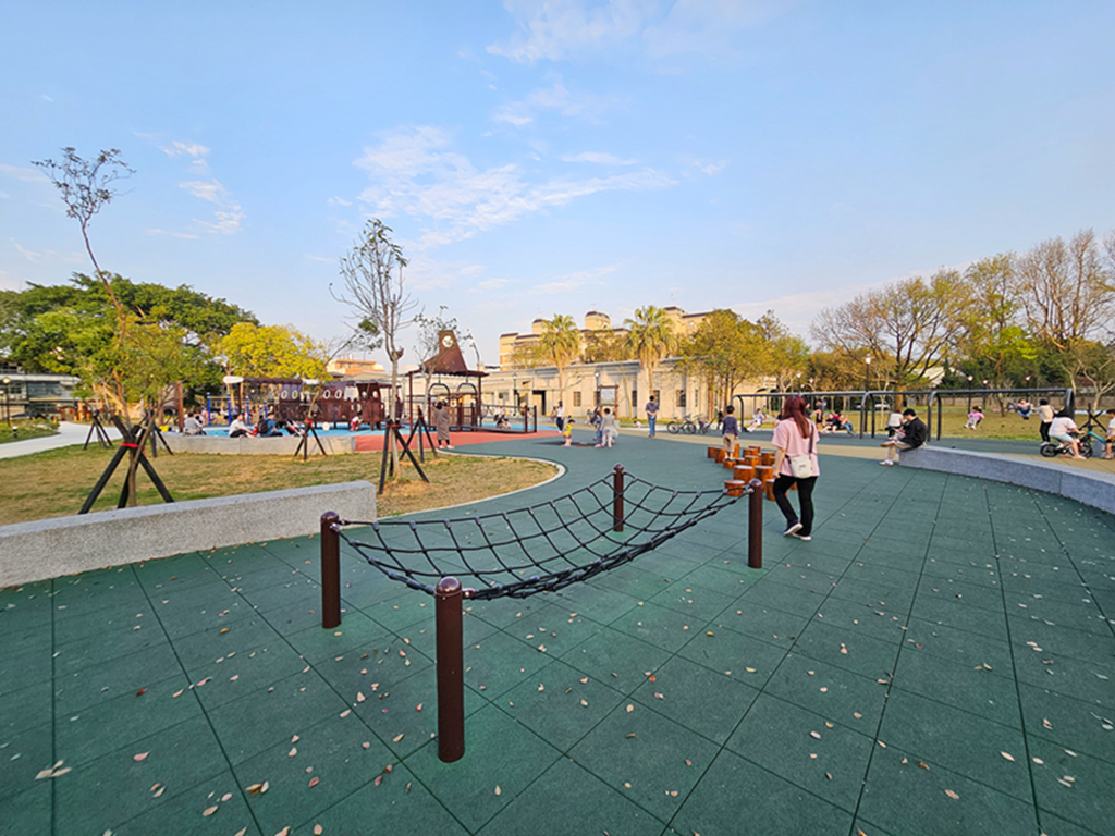【桃園特色公園】軍事風特色遊戲場~大溪傘儲酷公園｜全台唯一運輸機造型遊具｜小小傘兵闖關趣｜8組互動感官遊具｜鞦韆一整排
