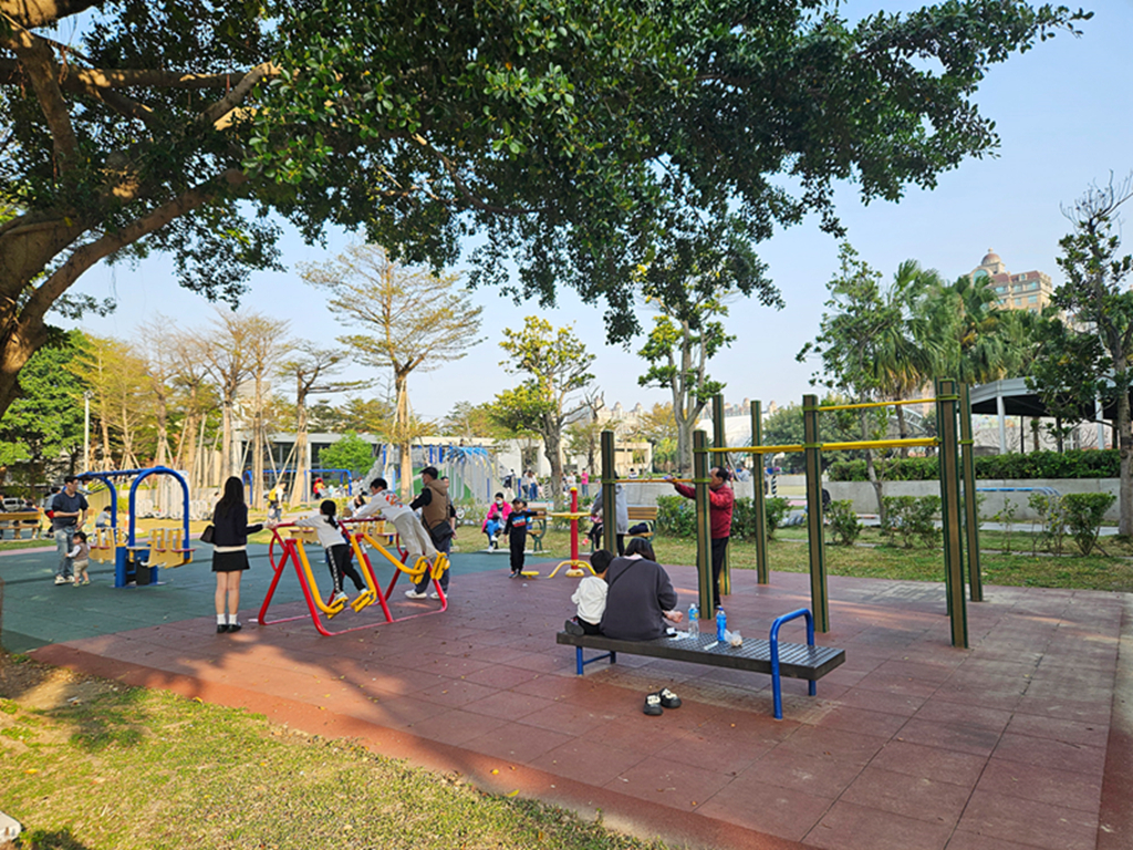 【桃園特色公園】全桃園最會塞車的小小駕訓班~中壢文化兒童駕駛訓練公園|彩虹跑道+地景山丘|彈跳床+攀爬山坡+鳥巢鞦韆一次玩| - 第15張圖 【桃園特色公園】全桃園最會塞車的小小駕訓班~中壢文化兒童駕駛訓練公園|彩虹跑道+地景山丘|彈跳床+攀爬山坡+鳥巢鞦韆一次玩|