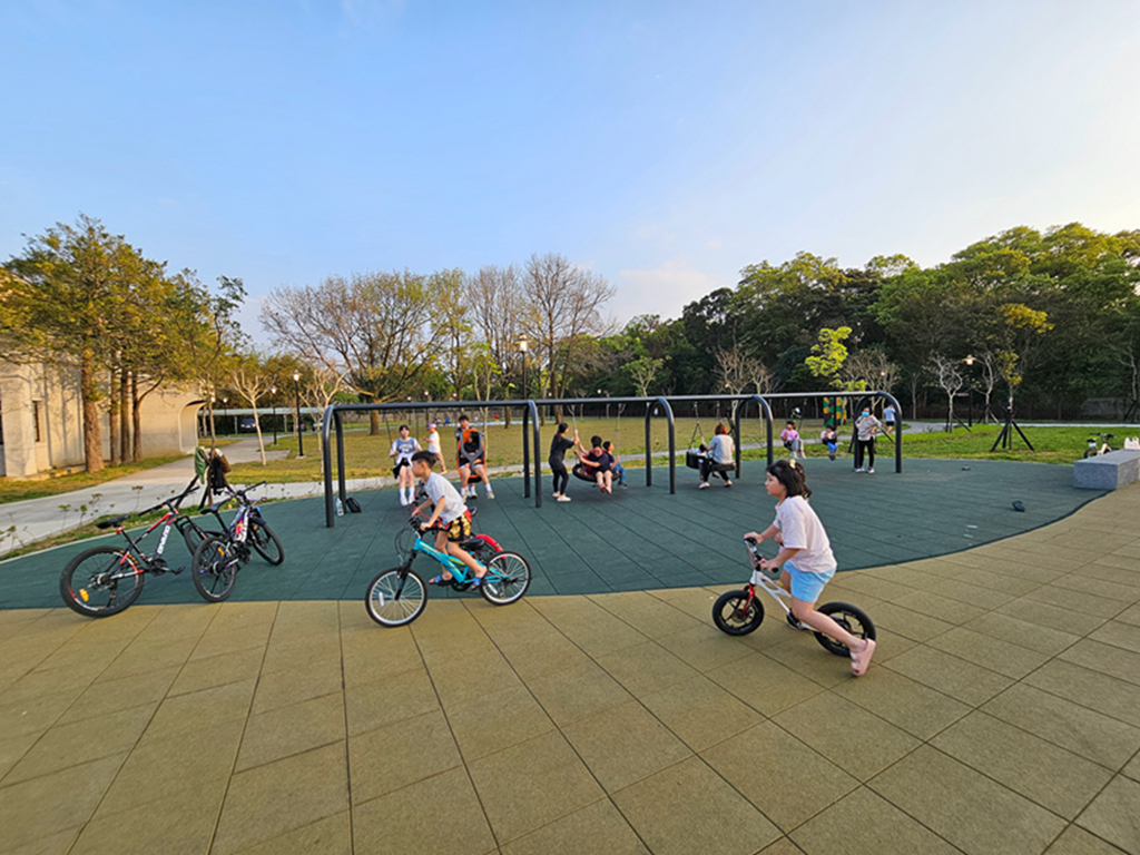 【桃園特色公園】軍事風特色遊戲場~大溪傘儲酷公園｜全台唯一運輸機造型遊具｜小小傘兵闖關趣｜8組互動感官遊具｜鞦韆一整排