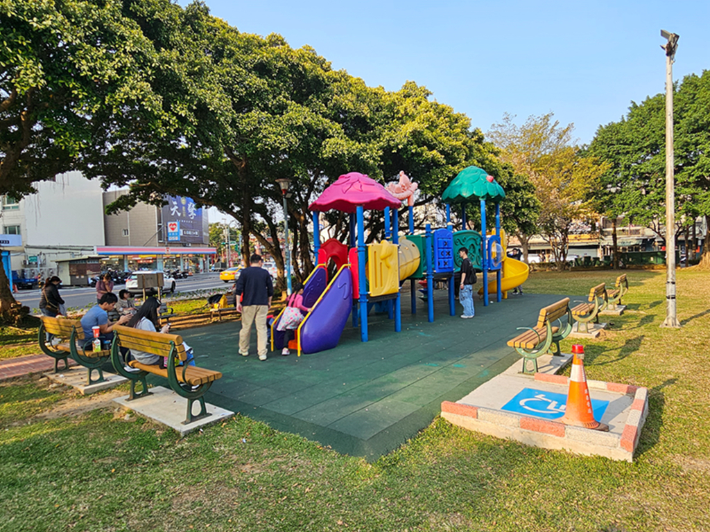 【桃園特色公園】全桃園最會塞車的小小駕訓班~中壢文化兒童駕駛訓練公園｜彩虹跑道＋地景山丘｜彈跳床+攀爬山坡+鳥巢鞦韆一次玩｜