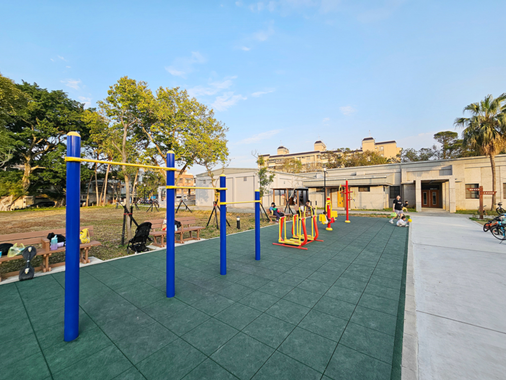 【桃園特色公園】軍事風特色遊戲場~大溪傘儲酷公園｜全台唯一運輸機造型遊具｜小小傘兵闖關趣｜8組互動感官遊具｜鞦韆一整排