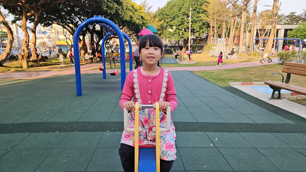 【桃園特色公園】全桃園最會塞車的小小駕訓班~中壢文化兒童駕駛訓練公園|彩虹跑道+地景山丘|彈跳床+攀爬山坡+鳥巢鞦韆一次玩| - 第17張圖 【桃園特色公園】全桃園最會塞車的小小駕訓班~中壢文化兒童駕駛訓練公園|彩虹跑道+地景山丘|彈跳床+攀爬山坡+鳥巢鞦韆一次玩|