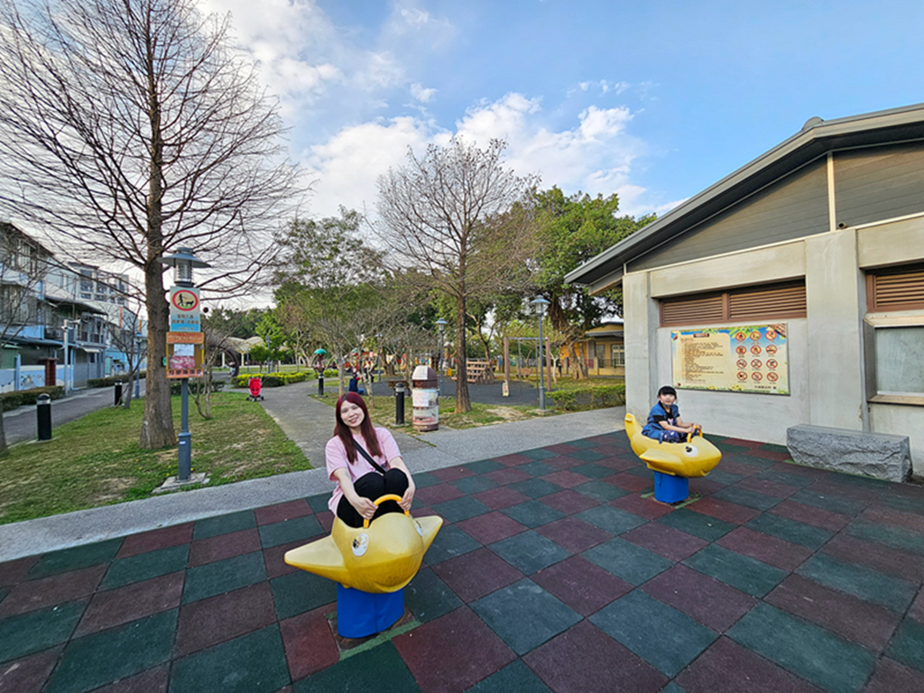 【桃園特色公園】藏在大溪的眷村小公園～大溪勤奮公園｜飛機遊具很可愛｜藤蔓步道好有味道｜順遊齋明寺
