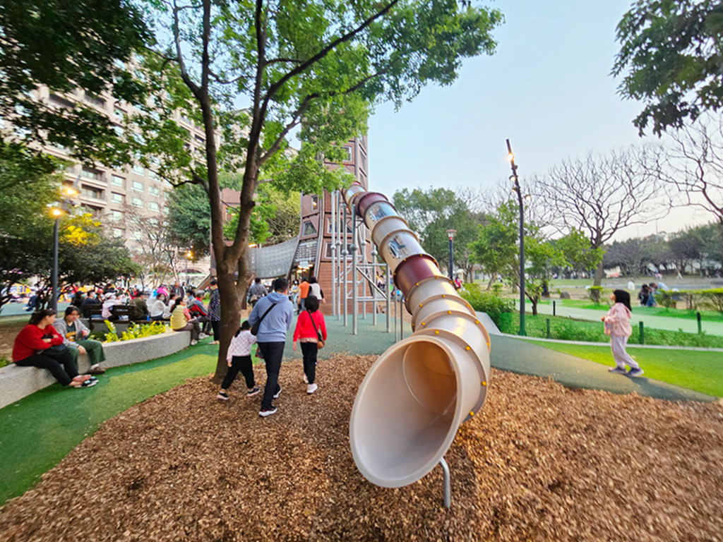 【桃園特色公園】奇幻樹屋挑戰塔~中壢光明公園｜樹屋遊戲塔｜水樹遊戲島｜森林冒險區｜多功能跑酷路徑