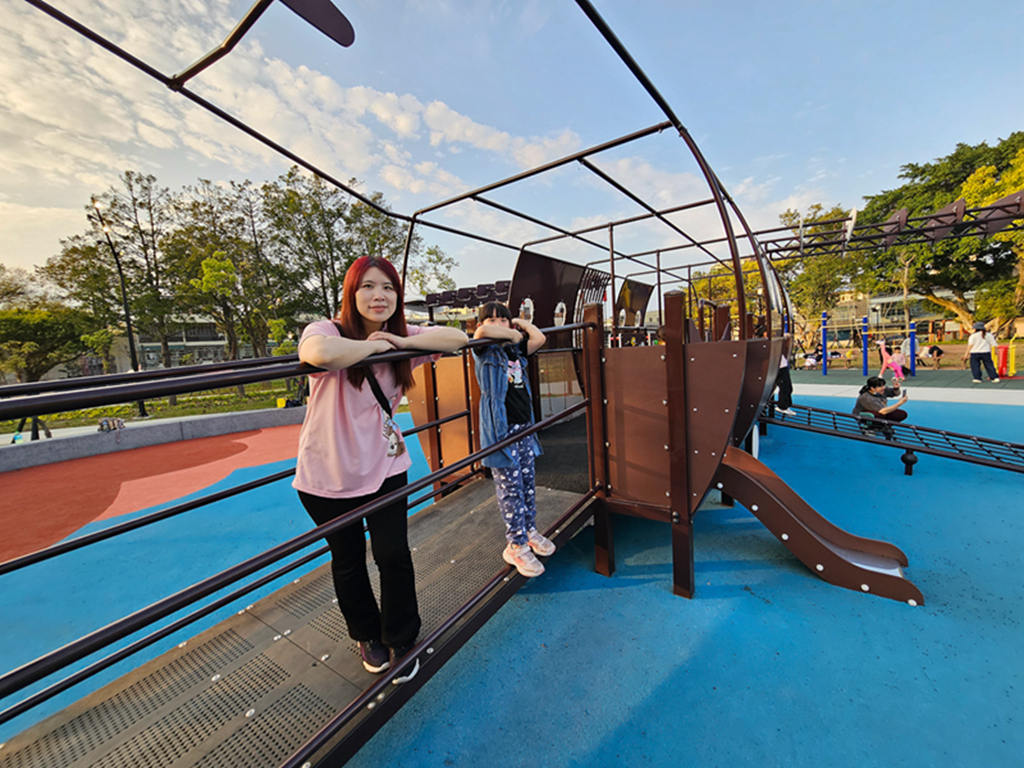 【桃園特色公園】軍事風特色遊戲場~大溪傘儲酷公園｜全台唯一運輸機造型遊具｜小小傘兵闖關趣｜8組互動感官遊具｜鞦韆一整排