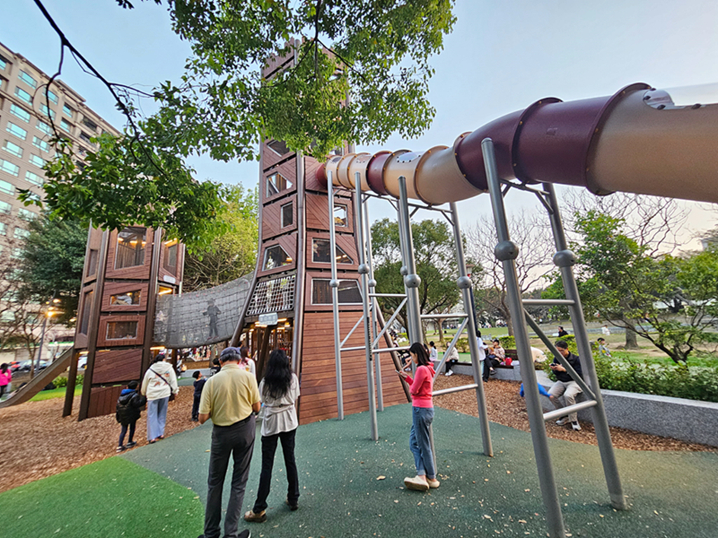 【桃園特色公園】奇幻樹屋挑戰塔~中壢光明公園｜樹屋遊戲塔｜水樹遊戲島｜森林冒險區｜多功能跑酷路徑