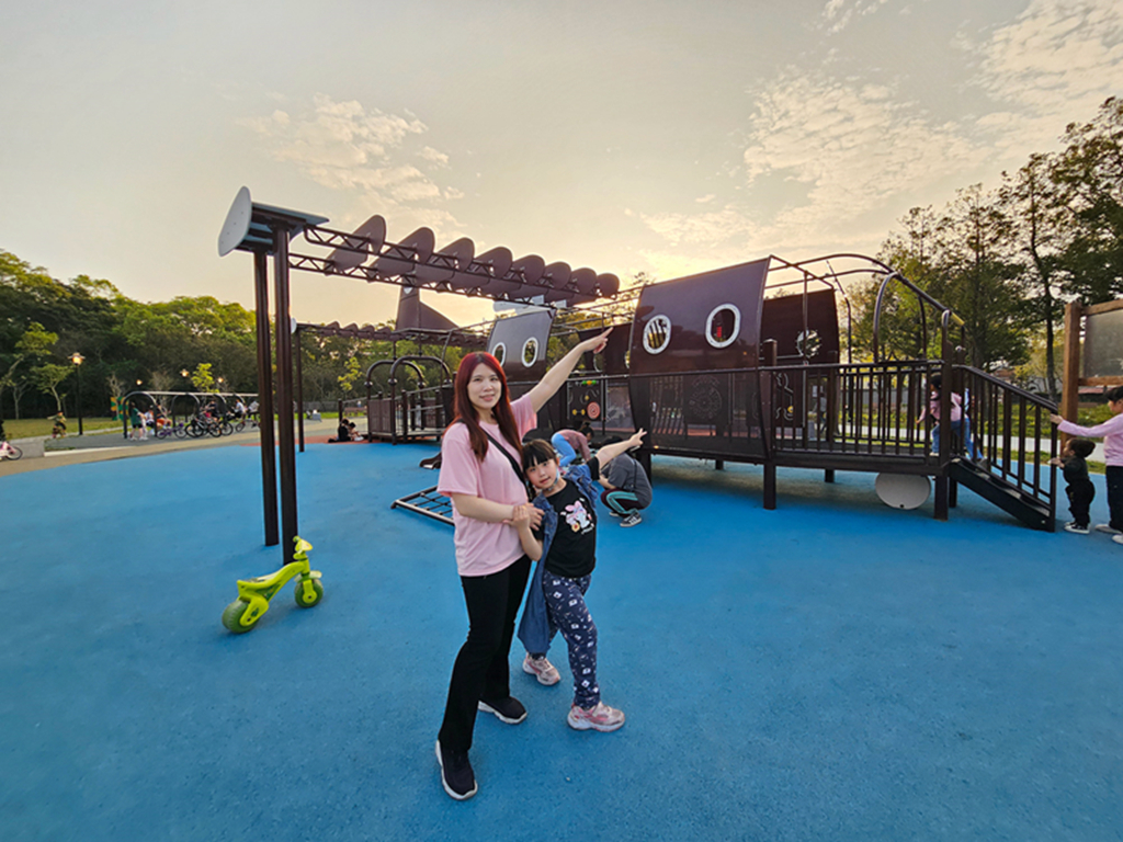 【桃園特色公園】軍事風特色遊戲場~大溪傘儲酷公園｜全台唯一運輸機造型遊具｜小小傘兵闖關趣｜8組互動感官遊具｜鞦韆一整排