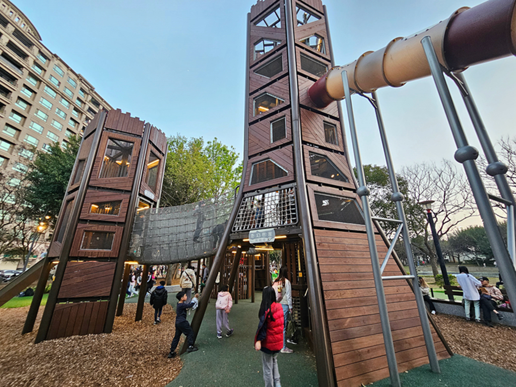【桃園特色公園】奇幻樹屋挑戰塔~中壢光明公園｜樹屋遊戲塔｜水樹遊戲島｜森林冒險區｜多功能跑酷路徑