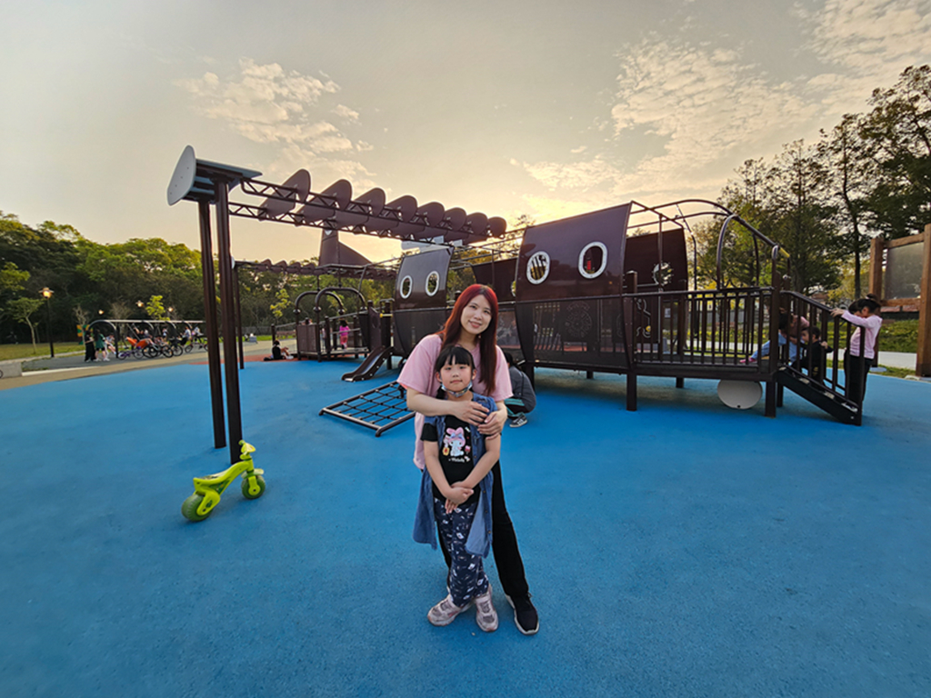【桃園特色公園】軍事風特色遊戲場~大溪傘儲酷公園｜全台唯一運輸機造型遊具｜小小傘兵闖關趣｜8組互動感官遊具｜鞦韆一整排