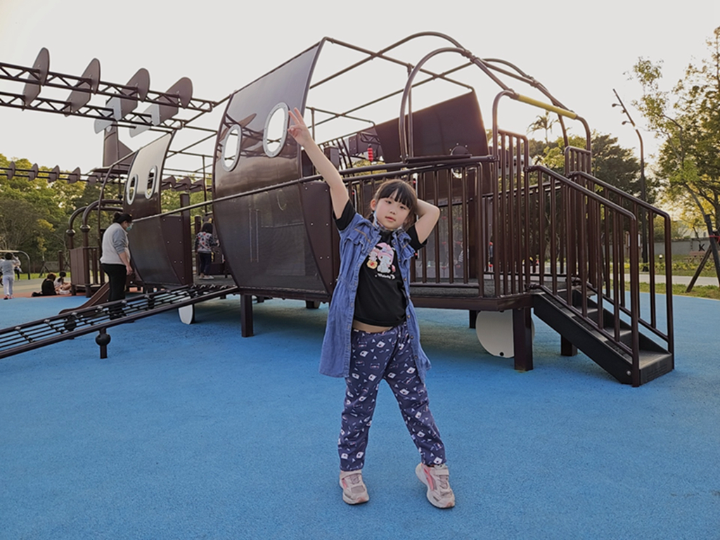 【桃園特色公園】軍事風特色遊戲場~大溪傘儲酷公園｜全台唯一運輸機造型遊具｜小小傘兵闖關趣｜8組互動感官遊具｜鞦韆一整排