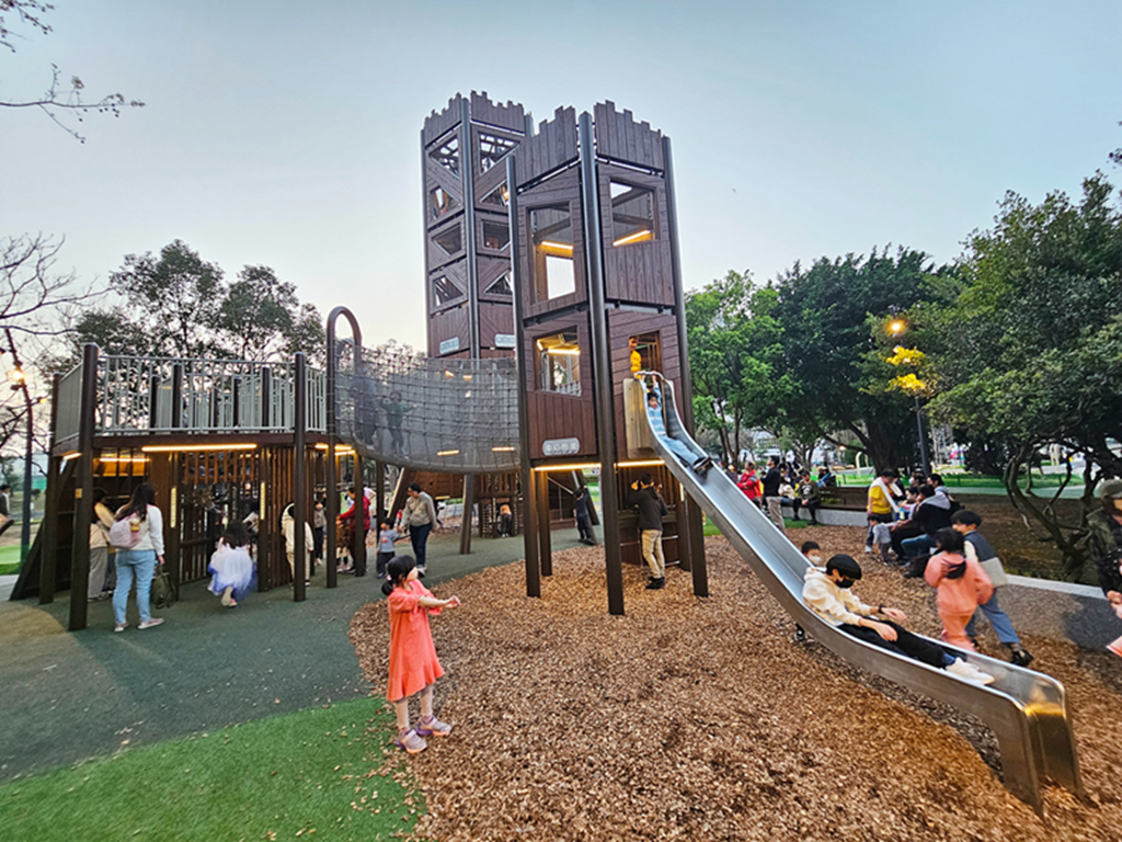 【桃園特色公園】奇幻樹屋挑戰塔~中壢光明公園｜樹屋遊戲塔｜水樹遊戲島｜森林冒險區｜多功能跑酷路徑