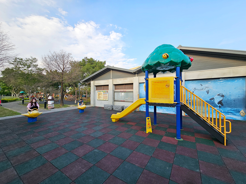 【桃園特色公園】藏在大溪的眷村小公園～大溪勤奮公園｜飛機遊具很可愛｜藤蔓步道好有味道｜順遊齋明寺