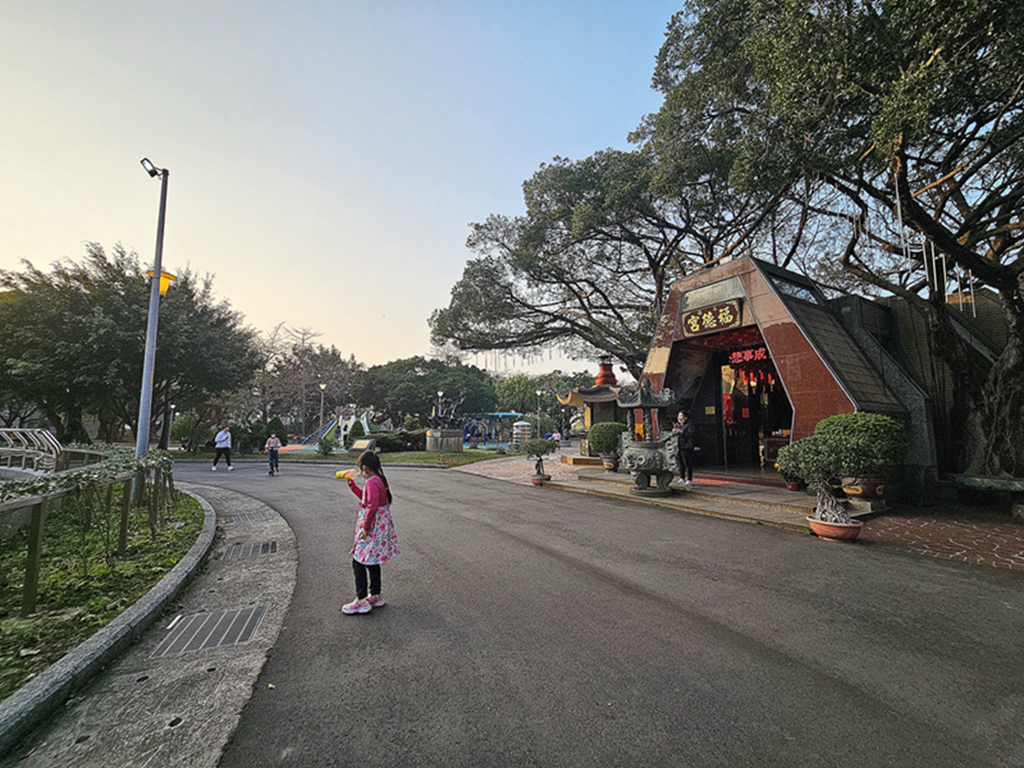 【桃園特色公園】藍綠地景遊戲場~中壢藝術園區公園｜山丘滑梯＋攀爬挑戰區｜有藝術感也有放電感的中壢親子公園