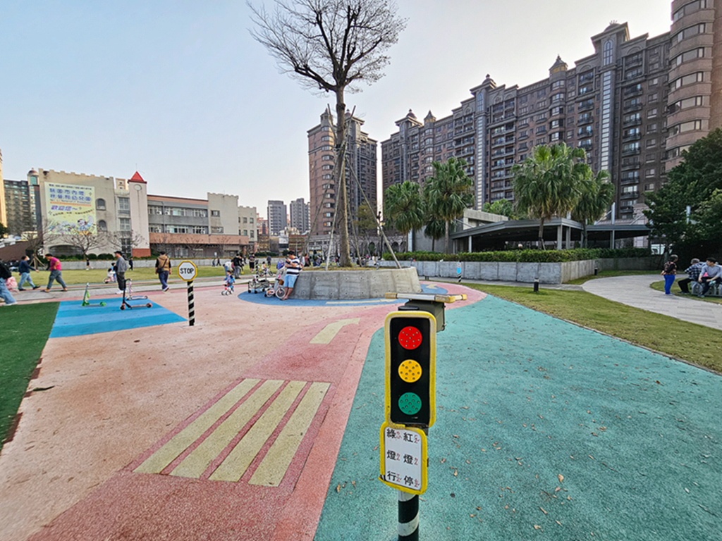 【桃園特色公園】全桃園最會塞車的小小駕訓班~中壢文化兒童駕駛訓練公園｜彩虹跑道＋地景山丘｜彈跳床+攀爬山坡+鳥巢鞦韆一次玩｜