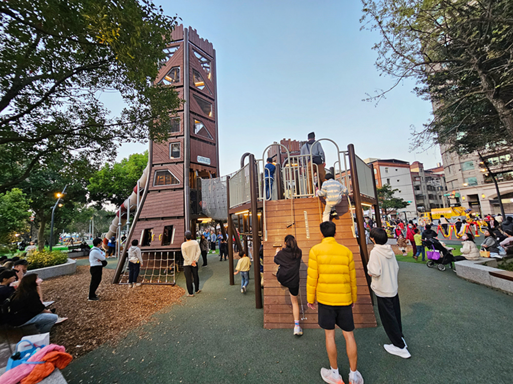 【桃園特色公園】奇幻樹屋挑戰塔~中壢光明公園｜樹屋遊戲塔｜水樹遊戲島｜森林冒險區｜多功能跑酷路徑