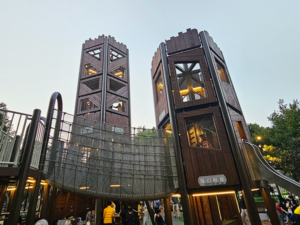 【桃園特色公園】奇幻樹屋挑戰塔~中壢光明公園｜樹屋遊戲塔｜水樹遊戲島｜森林冒險區｜多功能跑酷路徑