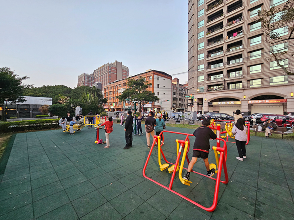 【桃園特色公園】奇幻樹屋挑戰塔~中壢光明公園｜樹屋遊戲塔｜水樹遊戲島｜森林冒險區｜多功能跑酷路徑