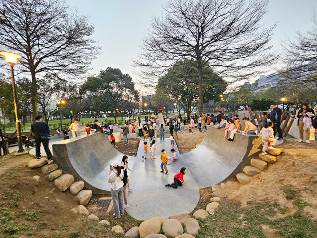 【桃園特色公園】奇幻樹屋挑戰塔~中壢光明公園｜樹屋遊戲塔｜水樹遊戲島｜森林冒險區｜多功能跑酷路徑