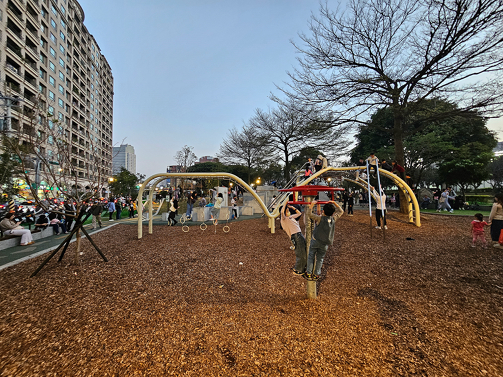 【桃園特色公園】奇幻樹屋挑戰塔~中壢光明公園｜樹屋遊戲塔｜水樹遊戲島｜森林冒險區｜多功能跑酷路徑