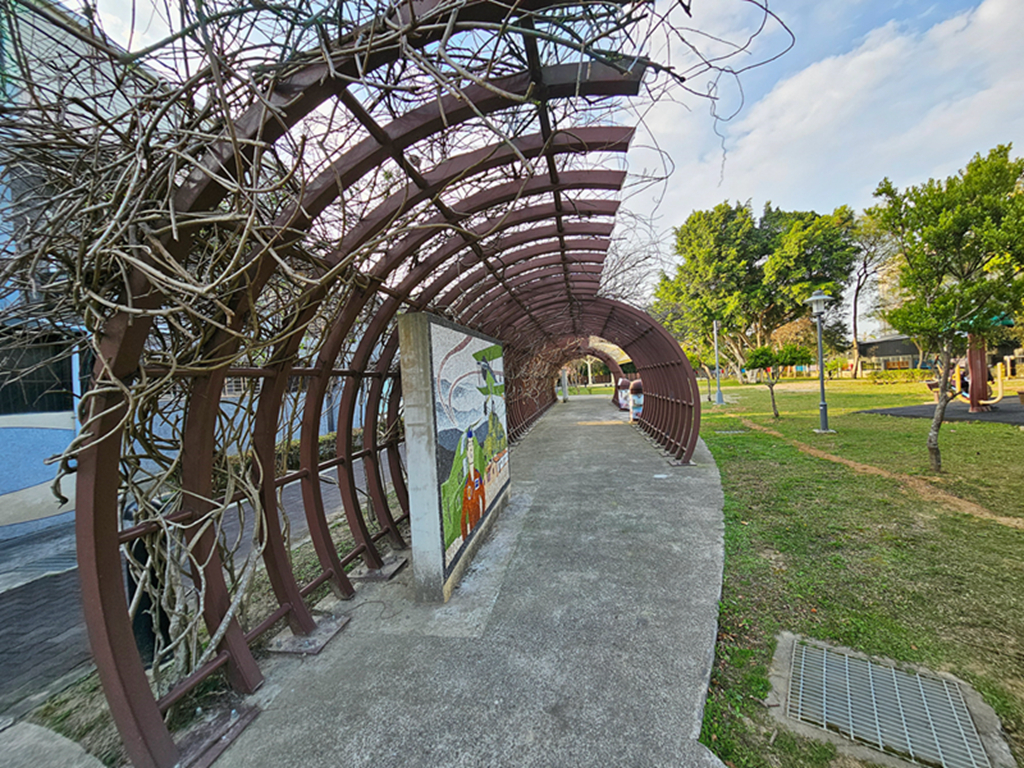 【桃園特色公園】藏在大溪的眷村小公園~大溪勤奮公園|飛機遊具很可愛|藤蔓步道好有味道|順遊齋明寺 - 第3張圖 【桃園特色公園】藏在大溪的眷村小公園~大溪勤奮公園|飛機遊具很可愛|藤蔓步道好有味道|順遊齋明寺
