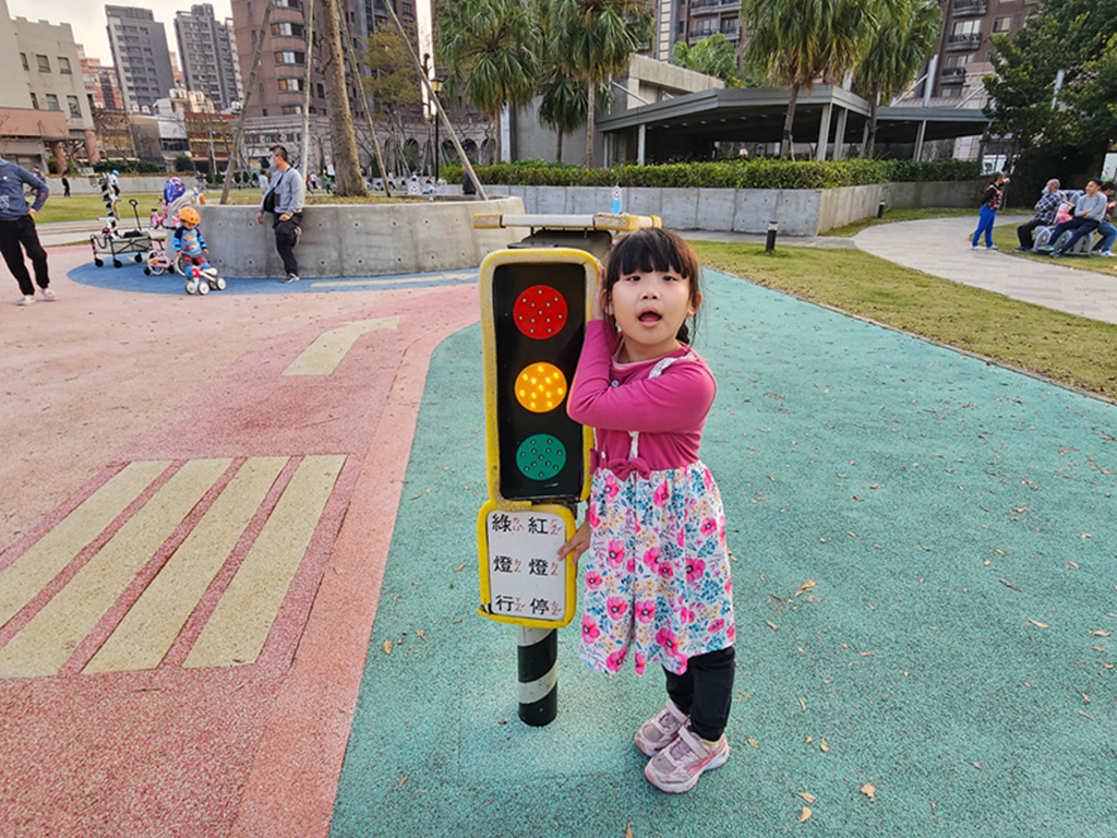 【桃園特色公園】全桃園最會塞車的小小駕訓班~中壢文化兒童駕駛訓練公園|彩虹跑道+地景山丘|彈跳床+攀爬山坡+鳥巢鞦韆一次玩| - 第3張圖 【桃園特色公園】全桃園最會塞車的小小駕訓班~中壢文化兒童駕駛訓練公園|彩虹跑道+地景山丘|彈跳床+攀爬山坡+鳥巢鞦韆一次玩|
