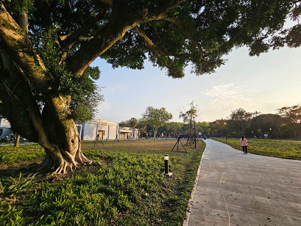 【桃園特色公園】軍事風特色遊戲場~大溪傘儲酷公園｜全台唯一運輸機造型遊具｜小小傘兵闖關趣｜8組互動感官遊具｜鞦韆一整排