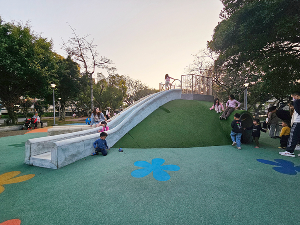 【桃園特色公園】藍綠地景遊戲場~中壢藝術園區公園｜山丘滑梯＋攀爬挑戰區｜有藝術感也有放電感的中壢親子公園