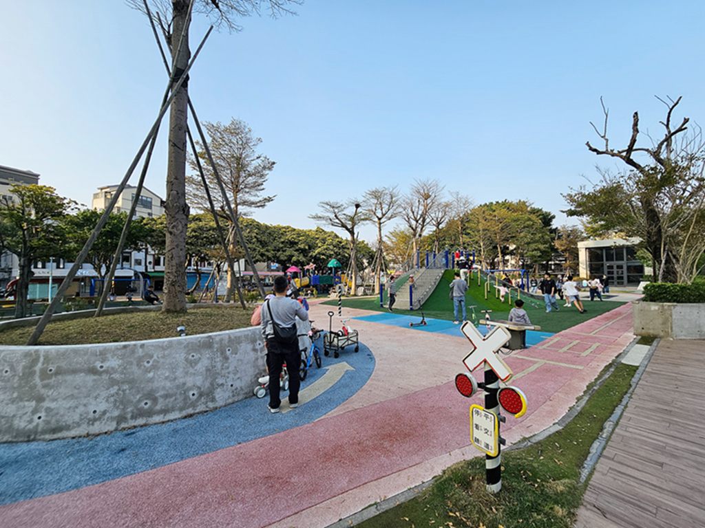 【桃園特色公園】全桃園最會塞車的小小駕訓班~中壢文化兒童駕駛訓練公園|彩虹跑道+地景山丘|彈跳床+攀爬山坡+鳥巢鞦韆一次玩| - 第4張圖 【桃園特色公園】全桃園最會塞車的小小駕訓班~中壢文化兒童駕駛訓練公園|彩虹跑道+地景山丘|彈跳床+攀爬山坡+鳥巢鞦韆一次玩|