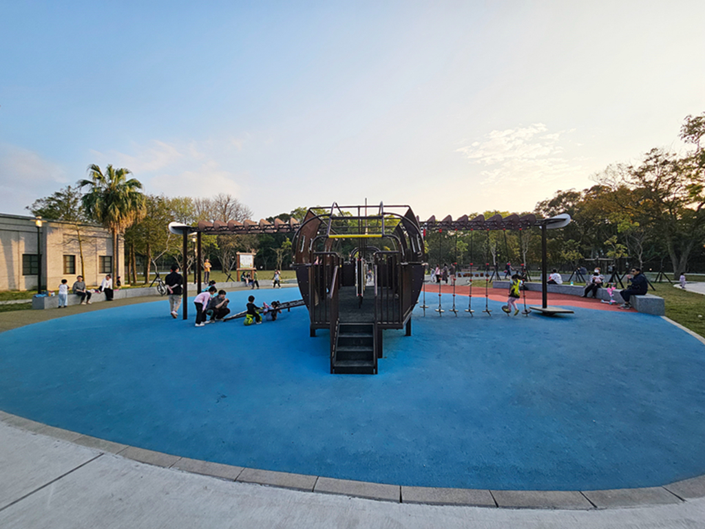 【桃園特色公園】軍事風特色遊戲場~大溪傘儲酷公園｜全台唯一運輸機造型遊具｜小小傘兵闖關趣｜8組互動感官遊具｜鞦韆一整排