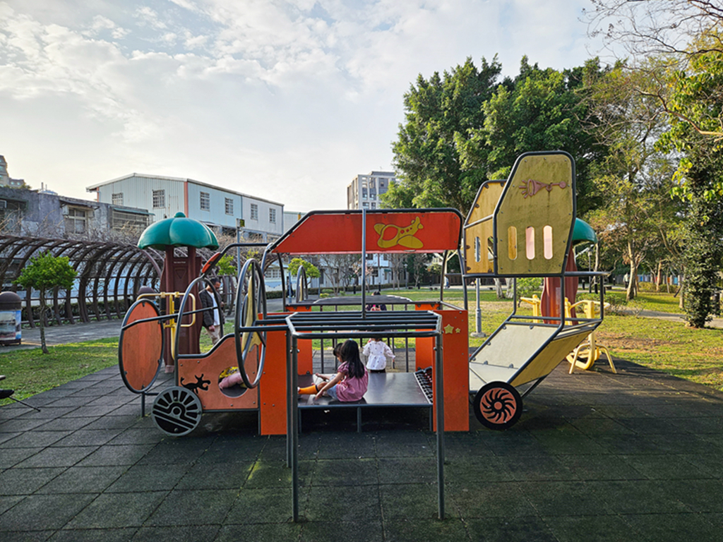 【桃園特色公園】藏在大溪的眷村小公園～大溪勤奮公園｜飛機遊具很可愛｜藤蔓步道好有味道｜順遊齋明寺