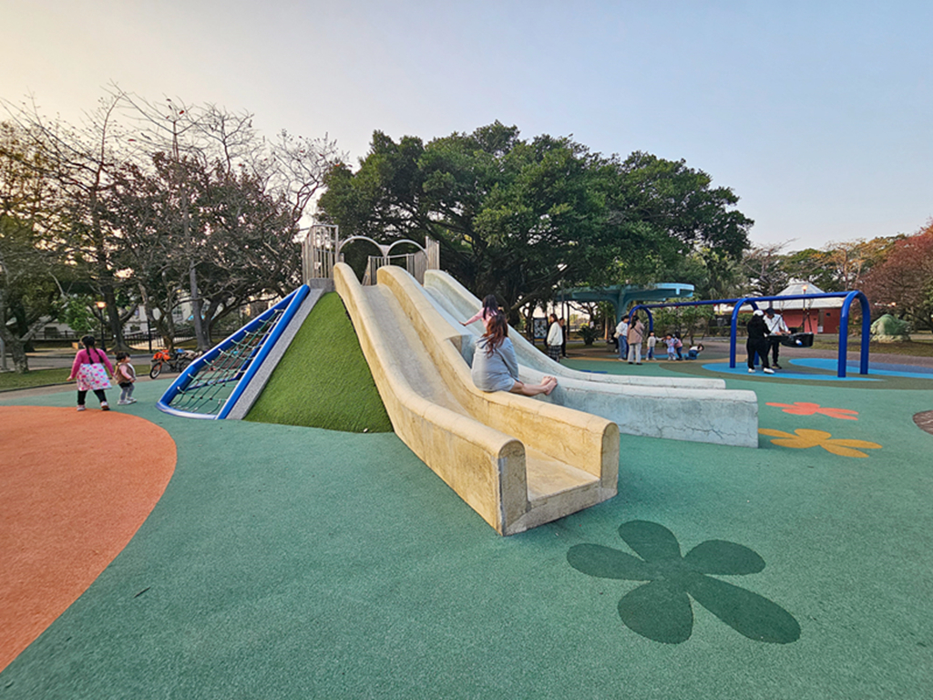 【桃園特色公園】藍綠地景遊戲場~中壢藝術園區公園|山丘滑梯+攀爬挑戰區|有藝術感也有放電感的中壢親子公園 - 第5張圖 【桃園特色公園】藍綠地景遊戲場~中壢藝術園區公園|山丘滑梯+攀爬挑戰區|有藝術感也有放電感的中壢親子公園