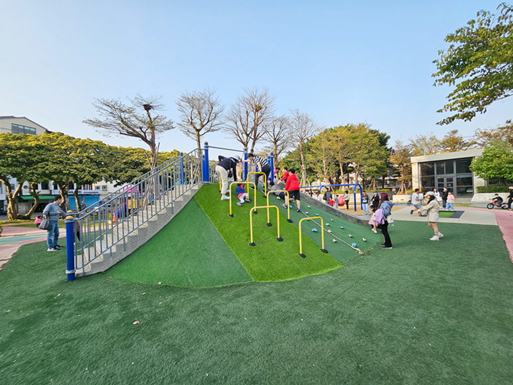 【桃園特色公園】全桃園最會塞車的小小駕訓班~中壢文化兒童駕駛訓練公園｜彩虹跑道＋地景山丘｜彈跳床+攀爬山坡+鳥巢鞦韆一次玩｜