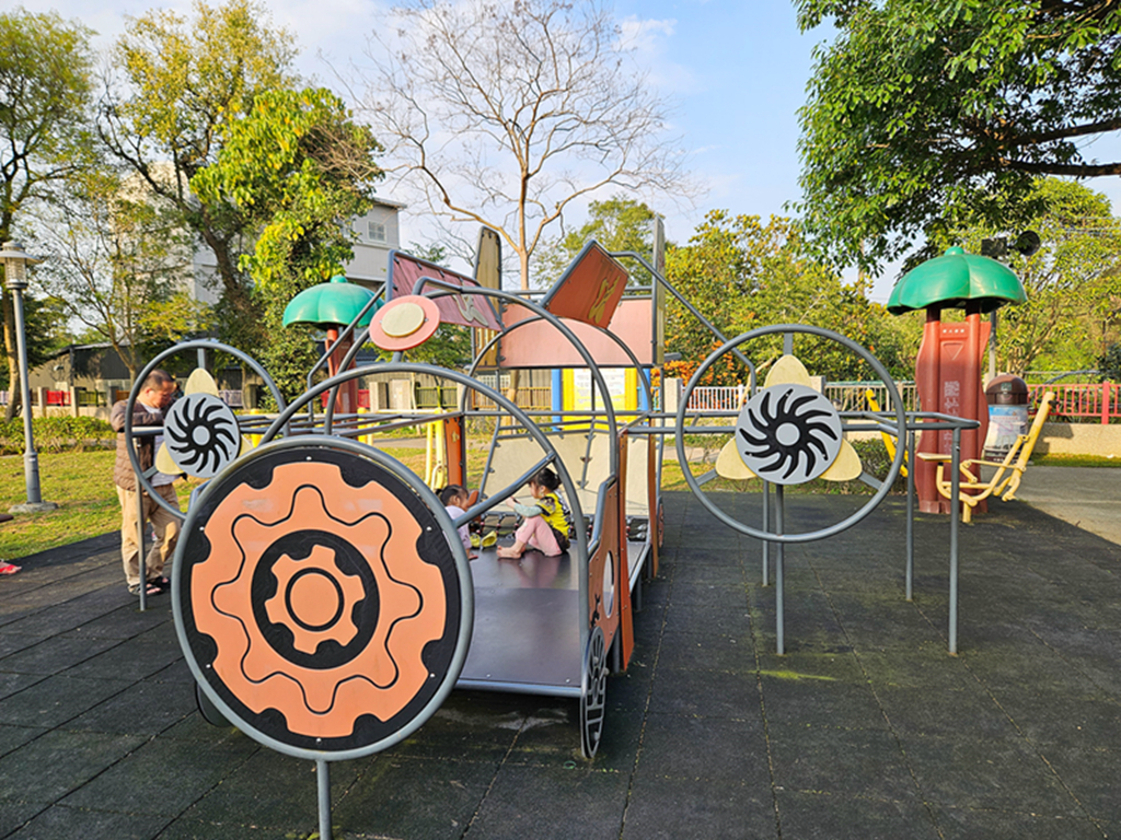 【桃園特色公園】藏在大溪的眷村小公園~大溪勤奮公園|飛機遊具很可愛|藤蔓步道好有味道|順遊齋明寺 - 第6張圖 【桃園特色公園】藏在大溪的眷村小公園~大溪勤奮公園|飛機遊具很可愛|藤蔓步道好有味道|順遊齋明寺