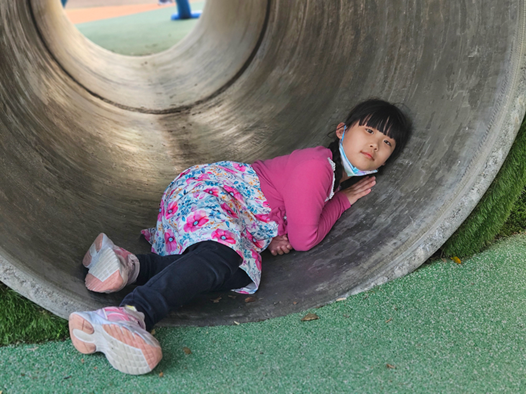 【桃園特色公園】藍綠地景遊戲場~中壢藝術園區公園|山丘滑梯+攀爬挑戰區|有藝術感也有放電感的中壢親子公園 - 第6張圖 【桃園特色公園】藍綠地景遊戲場~中壢藝術園區公園|山丘滑梯+攀爬挑戰區|有藝術感也有放電感的中壢親子公園