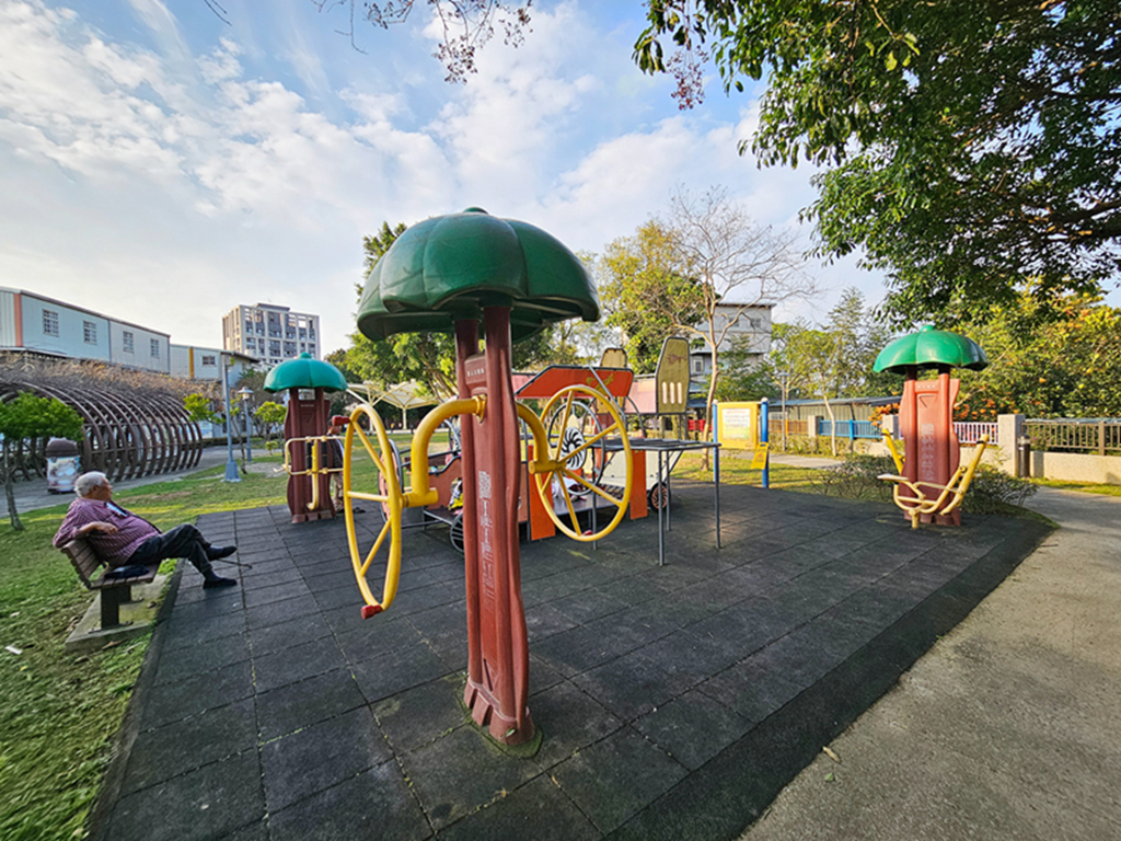 【桃園特色公園】藏在大溪的眷村小公園～大溪勤奮公園｜飛機遊具很可愛｜藤蔓步道好有味道｜順遊齋明寺