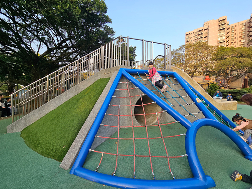 【桃園特色公園】藍綠地景遊戲場~中壢藝術園區公園｜山丘滑梯＋攀爬挑戰區｜有藝術感也有放電感的中壢親子公園