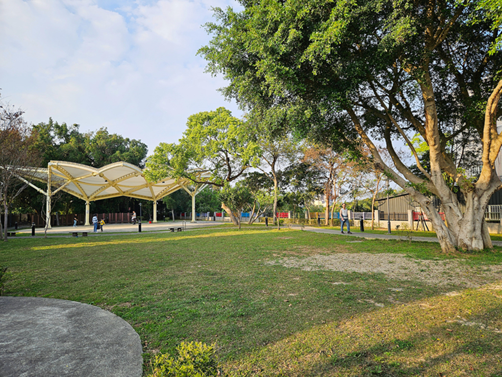 【桃園特色公園】藏在大溪的眷村小公園～大溪勤奮公園｜飛機遊具很可愛｜藤蔓步道好有味道｜順遊齋明寺