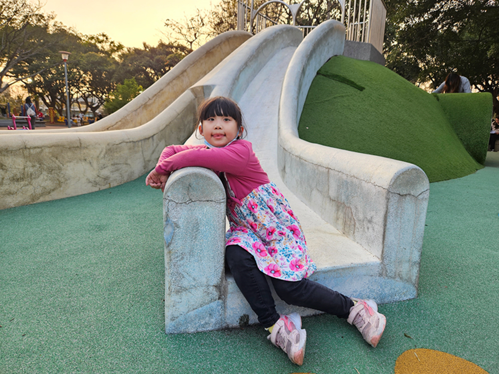 【桃園特色公園】藍綠地景遊戲場~中壢藝術園區公園|山丘滑梯+攀爬挑戰區|有藝術感也有放電感的中壢親子公園 - 第8張圖 【桃園特色公園】藍綠地景遊戲場~中壢藝術園區公園|山丘滑梯+攀爬挑戰區|有藝術感也有放電感的中壢親子公園